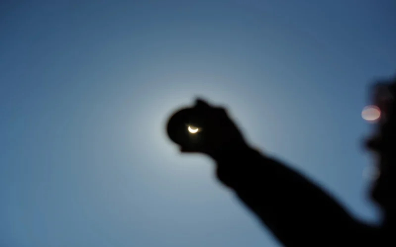 ظاهرة فلكية مزدوجة.. موعد رصد كسوفين شمسيين كليين في 4 دول متباينة